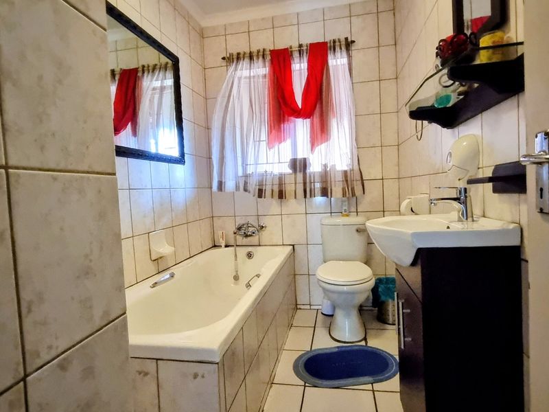 Secure Family Home with Pool in Convenient Location - Photo 10