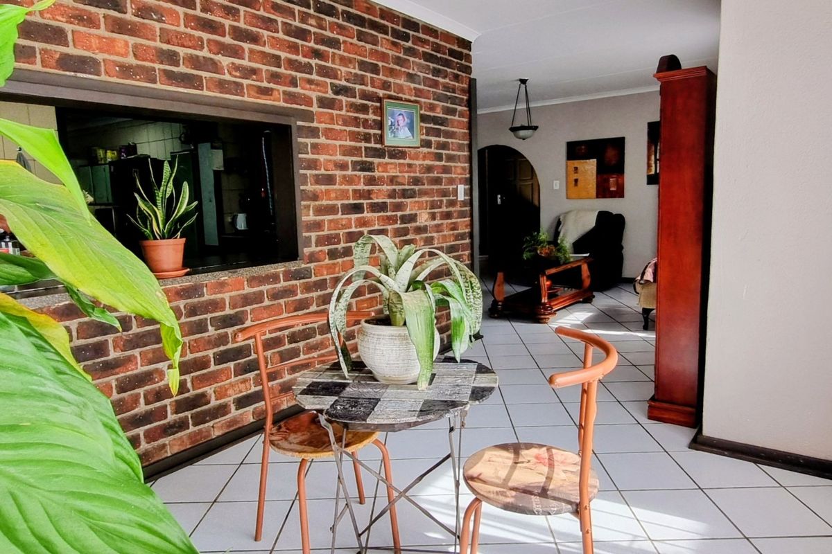 Secure Family Home with Pool in Convenient Location - Photo 3