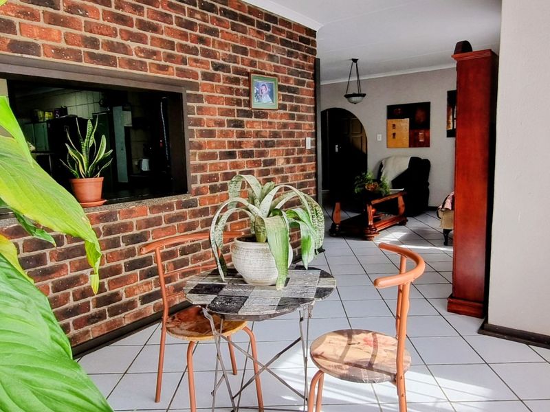 Secure Family Home with Pool in Convenient Location - Photo 3