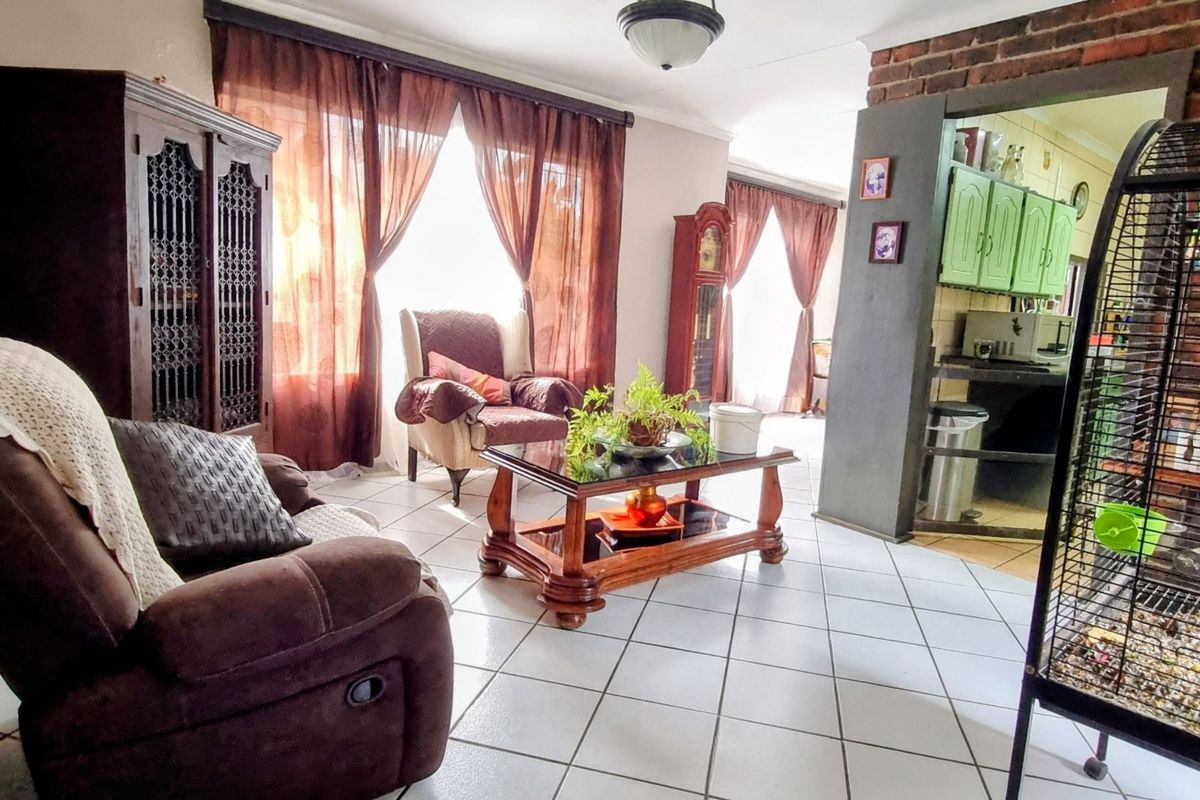 Secure Family Home with Pool in Convenient Location - Photo 2