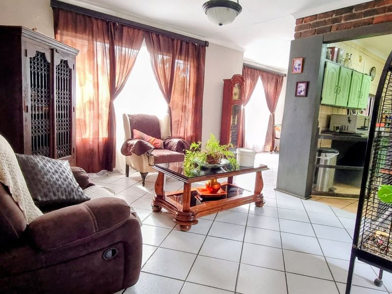 Secure Family Home with Pool in Convenient Location - Photo 2