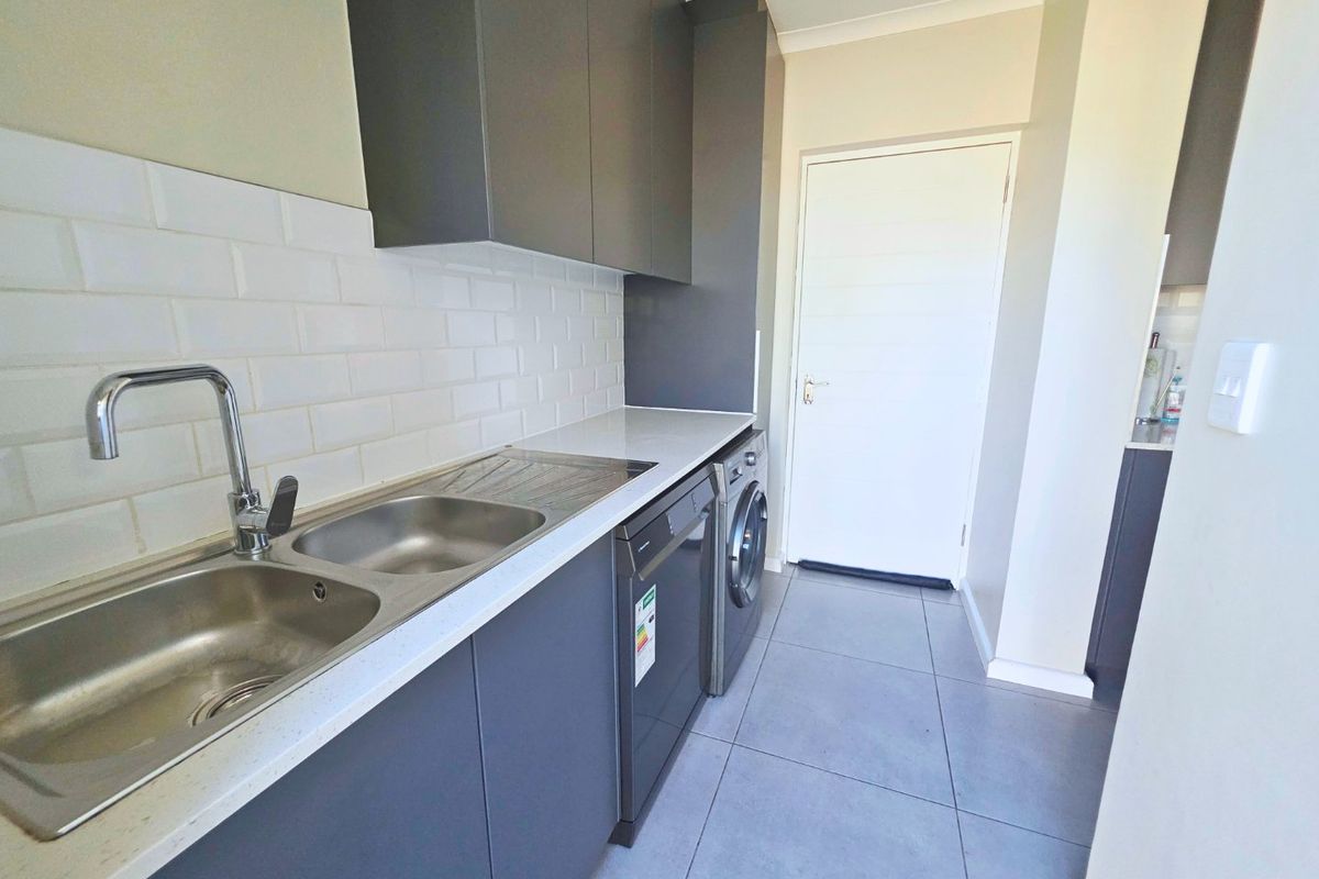 Spacious five-bedroom family home to rent in Sandown  - Room to live, room to grow (Sole Mandate) - Photo 5