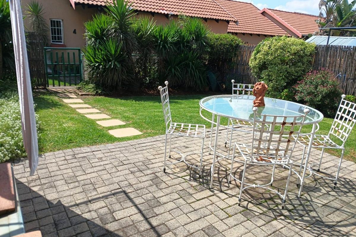 Charming 2 Bedroom Townhouse in Illiondale - Photo 2