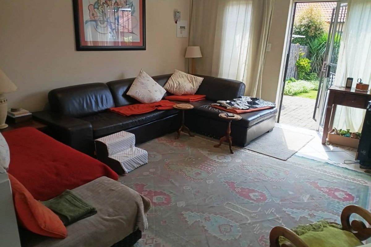 Charming 2 Bedroom Townhouse in Illiondale - Photo 4