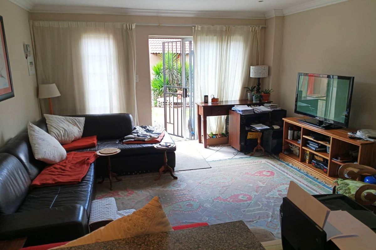 Charming 2 Bedroom Townhouse in Illiondale - Photo 5