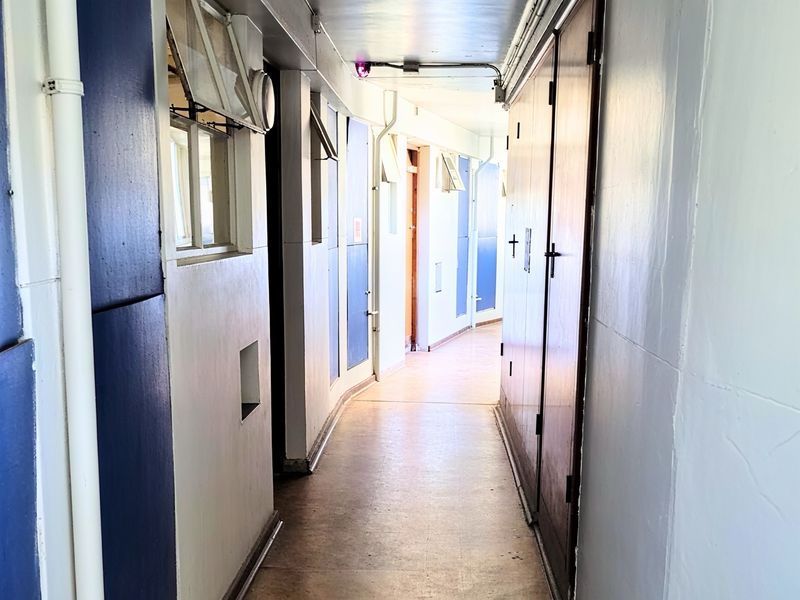 Urban Living at John Ross House: Centrally Located Bachelor Apartment for Professionals - Photo 8