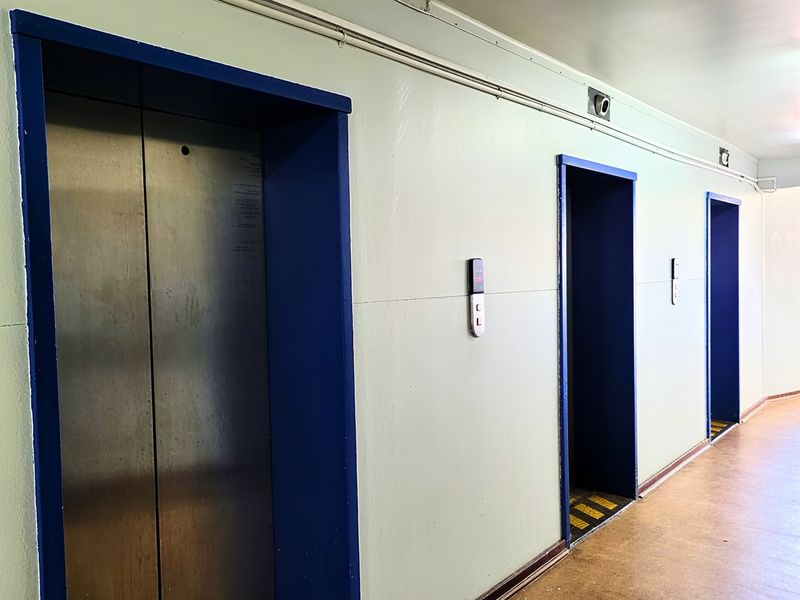 Urban Living at John Ross House: Centrally Located Bachelor Apartment for Professionals - Photo 7