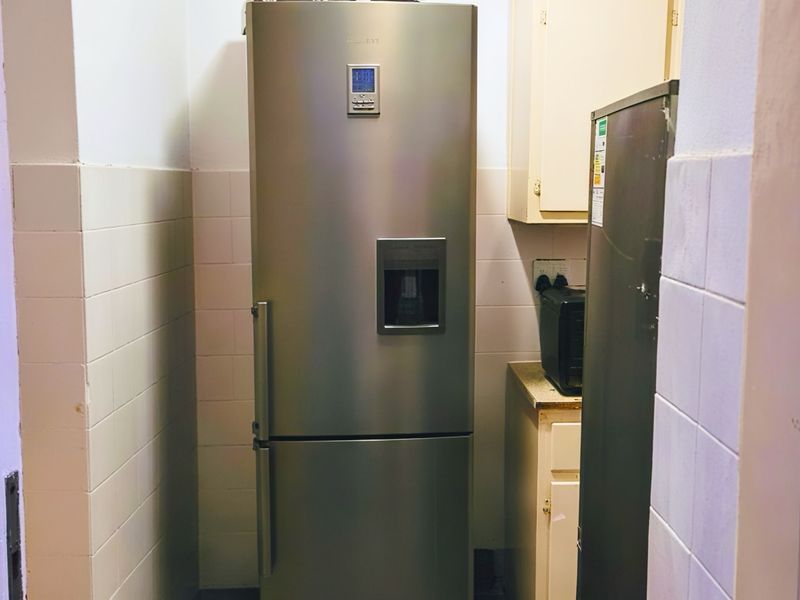 Urban Living at John Ross House: Centrally Located Bachelor Apartment for Professionals - Photo 2