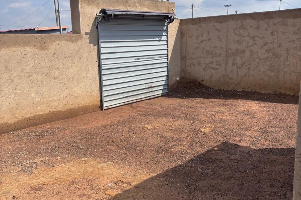 PROPERTY FOR SALE IN LAKESIDE - Photo 2