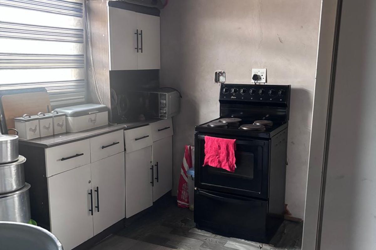 PROPERTY FOR SALE IN LAKESIDE - Photo 3