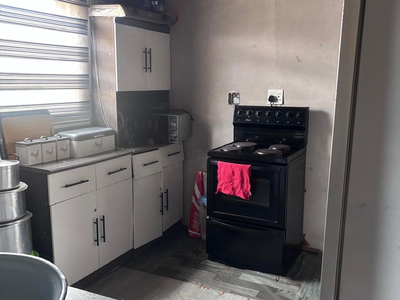 PROPERTY FOR SALE IN LAKESIDE - Photo 3