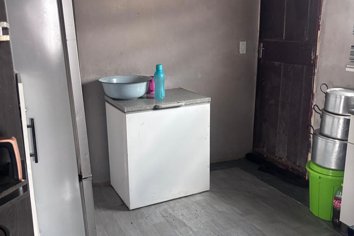 PROPERTY FOR SALE IN LAKESIDE - Photo 4