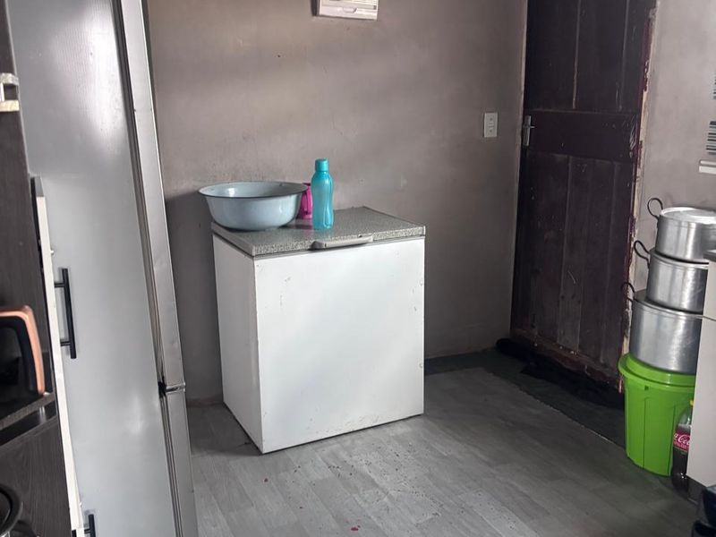 PROPERTY FOR SALE IN LAKESIDE - Photo 4