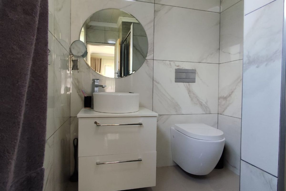 Ultra-Modern Elegance Meets Spacious Family Living! - Photo 5