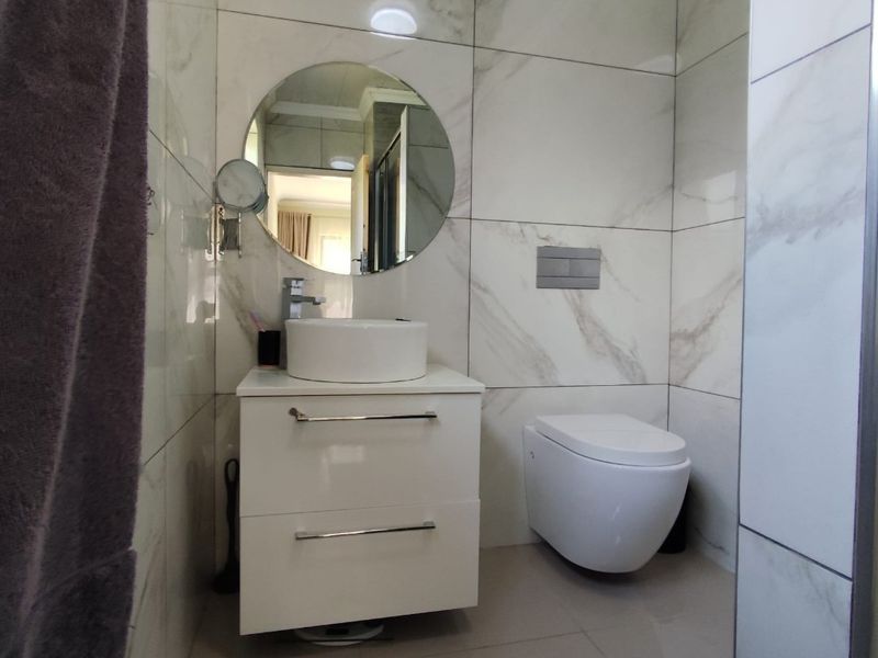 Ultra-Modern Elegance Meets Spacious Family Living! - Photo 5