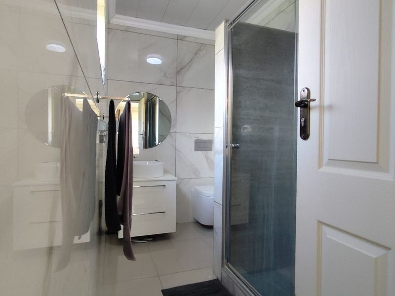 Ultra-Modern Elegance Meets Spacious Family Living! - Photo 4