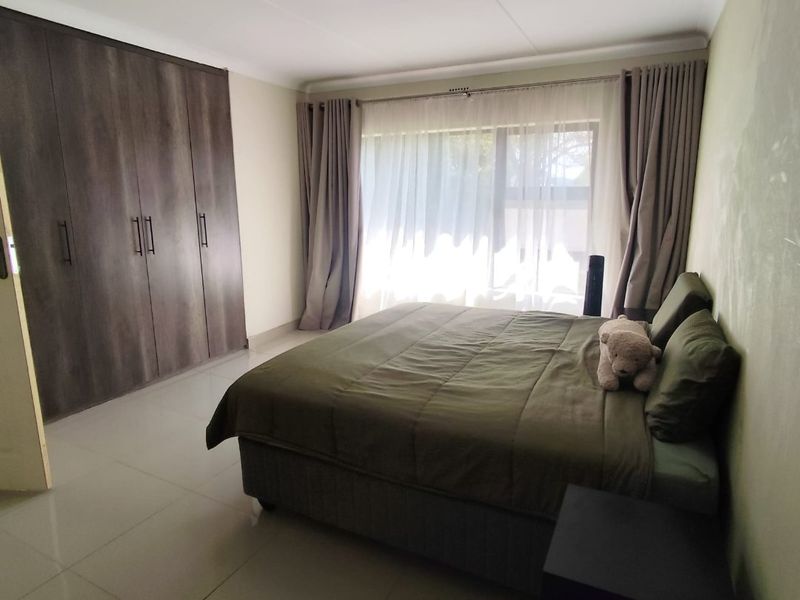 Ultra-Modern Elegance Meets Spacious Family Living! - Photo 9