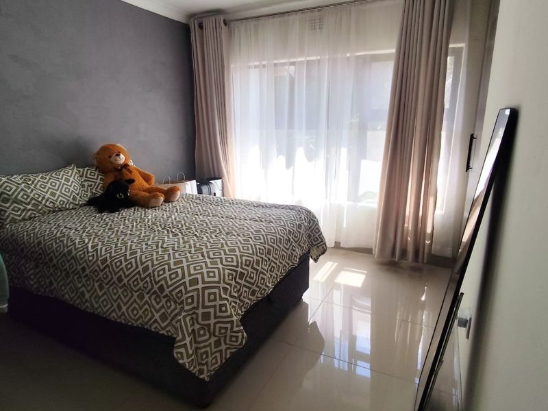 Ultra-Modern Elegance Meets Spacious Family Living! - Photo 8