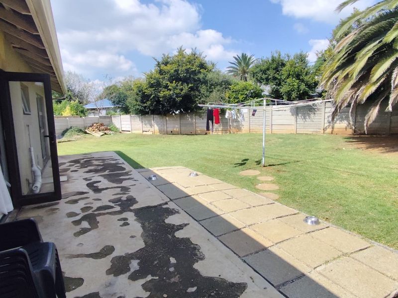 Ultra-Modern Elegance Meets Spacious Family Living! - Photo 6