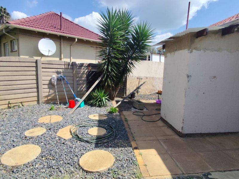 Ultra-Modern Elegance Meets Spacious Family Living! - Photo 3