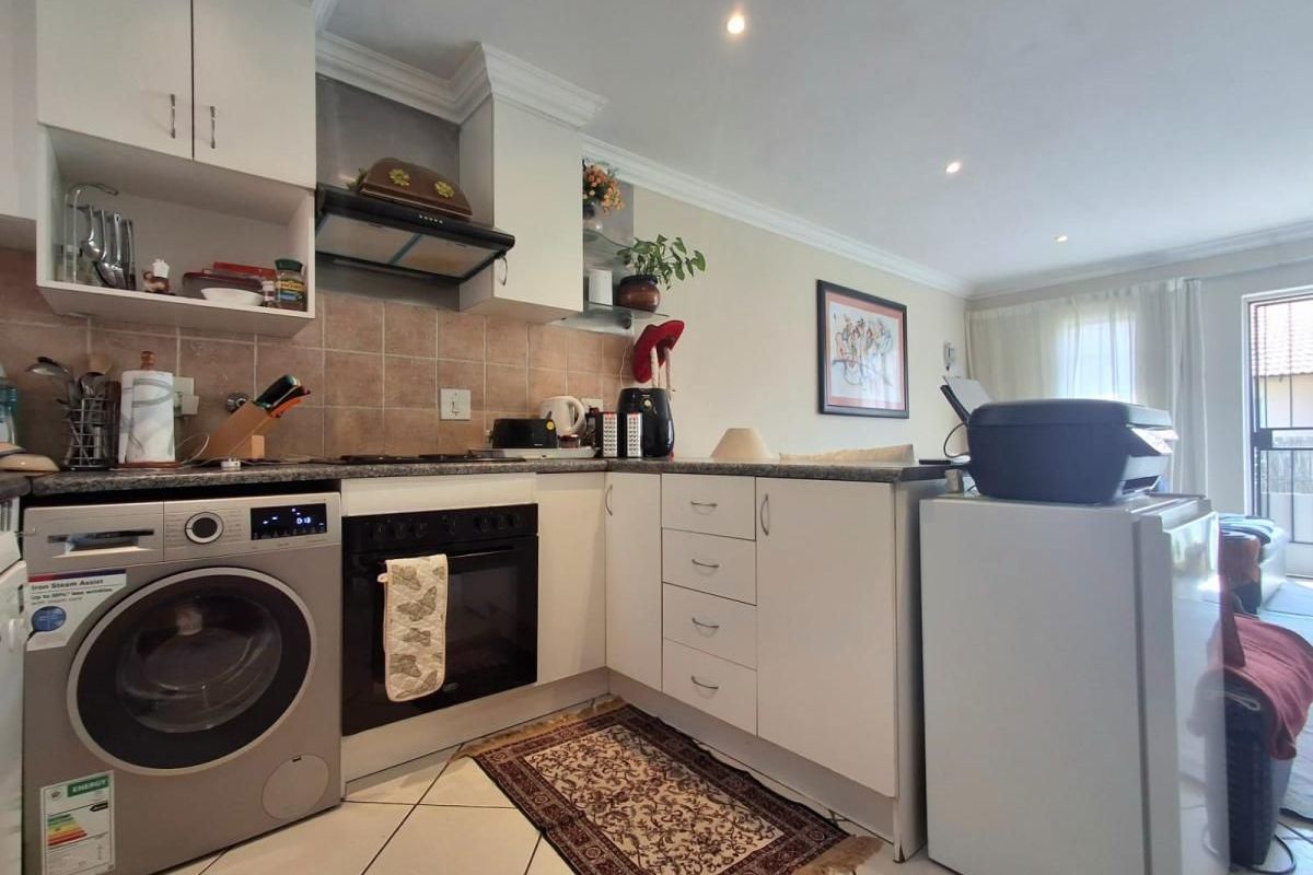 Create a property description with heading usineg the following - Photo 3