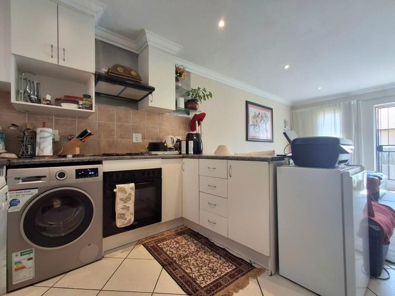 Create a property description with heading usineg the following - Photo 3