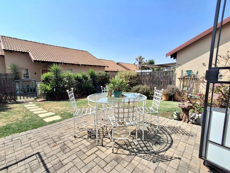 Create a property description with heading usineg the following - Photo 1