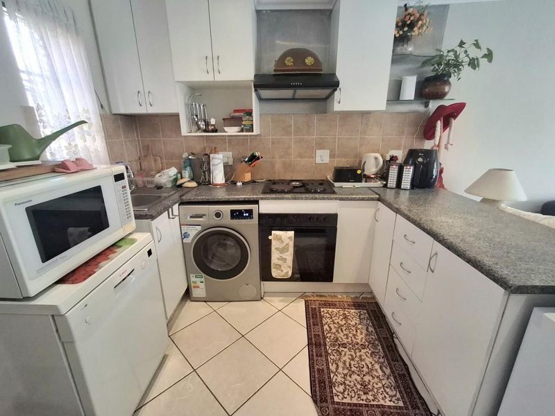 Create a property description with heading usineg the following - Photo 2