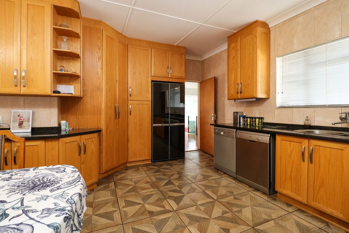 MOVE-IN-READY HOME FOR A BIG FAMILY - Photo 3