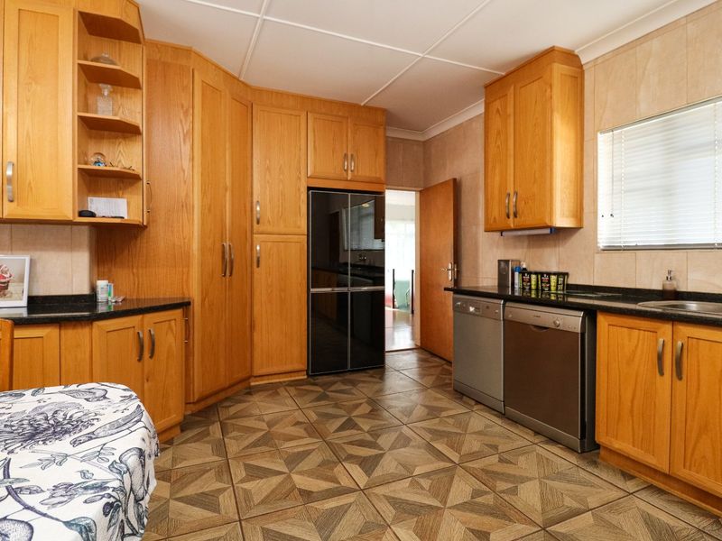 MOVE-IN-READY HOME FOR A BIG FAMILY - Photo 3