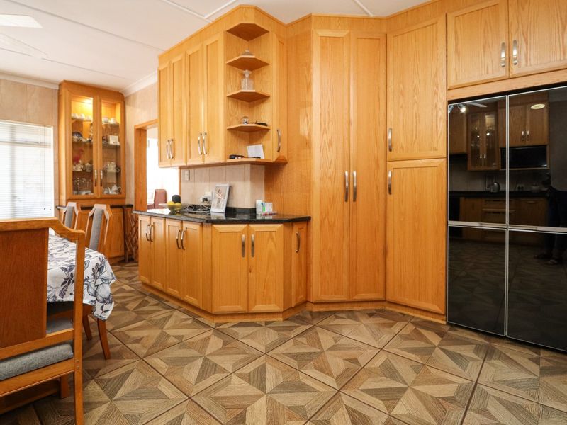 MOVE-IN-READY HOME FOR A BIG FAMILY - Photo 4