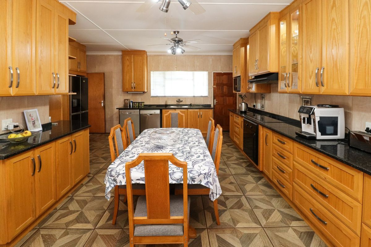 MOVE-IN-READY HOME FOR A BIG FAMILY - Photo 2