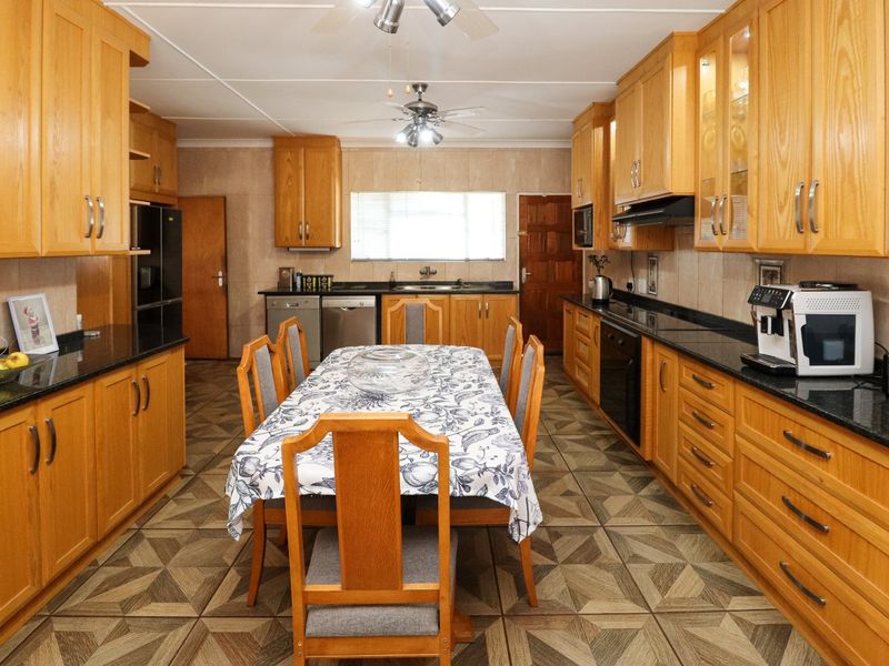 MOVE-IN-READY HOME FOR A BIG FAMILY - Photo 2