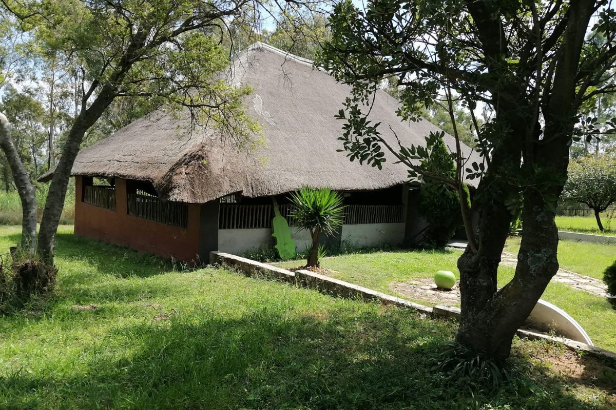 Event venue for rental with open parking and flexible open-plan spaces - Photo 5