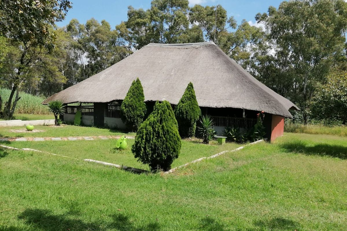 Event venue for rental with open parking and flexible open-plan spaces - Photo 4