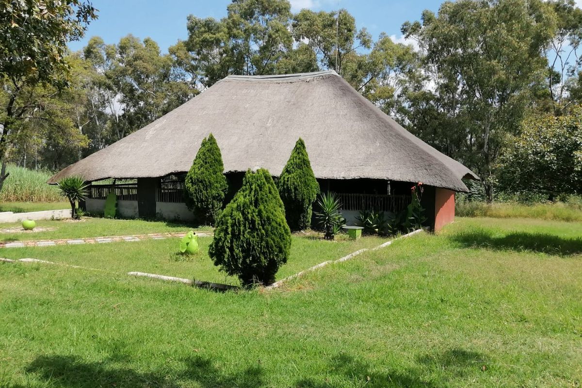 Event venue for rental with open parking and flexible open-plan spaces - Photo 3