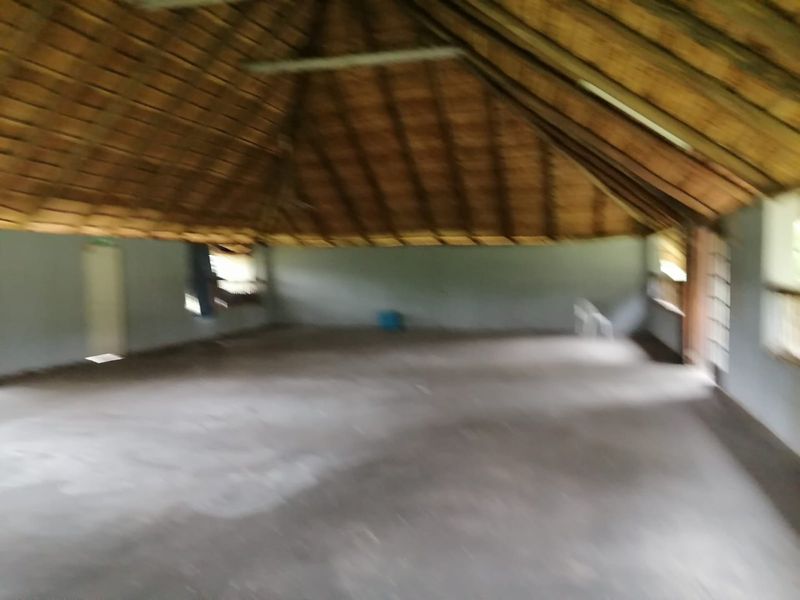 Event venue for rental with open parking and flexible open-plan spaces - Photo 9