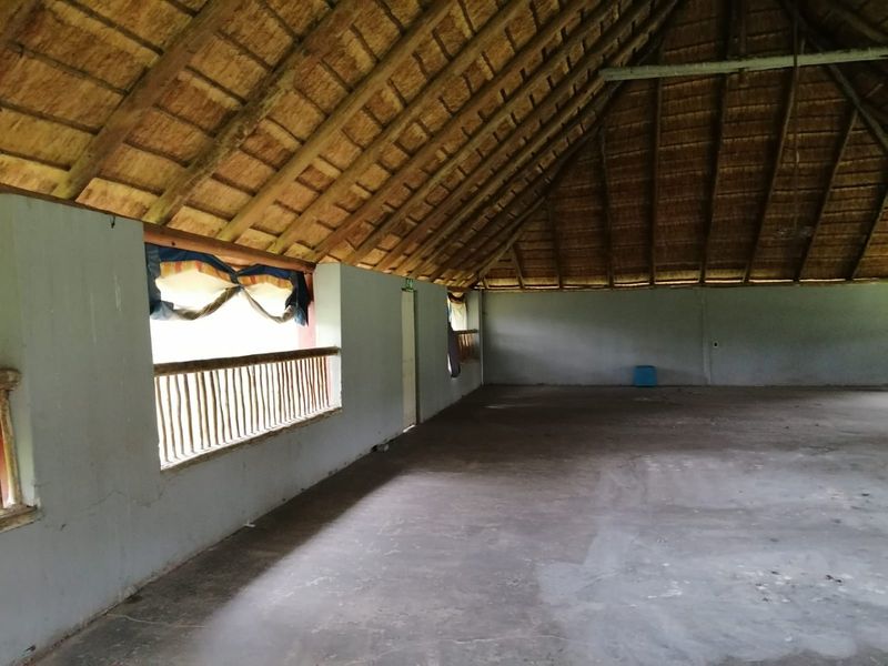 Event venue for rental with open parking and flexible open-plan spaces - Photo 6