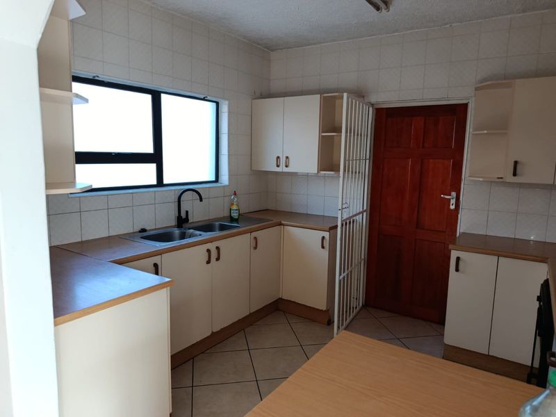 3 Bedroom Duplex For Sale In Sydenham - Photo 9