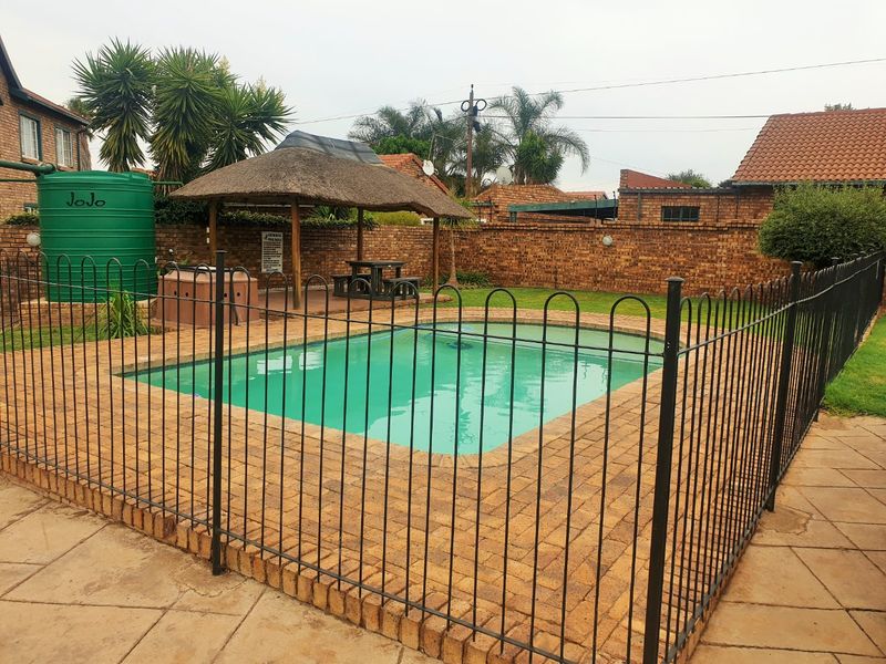 Beautiful and well-maintained unit in a sought after complex in Die Hoewes - Photo 2