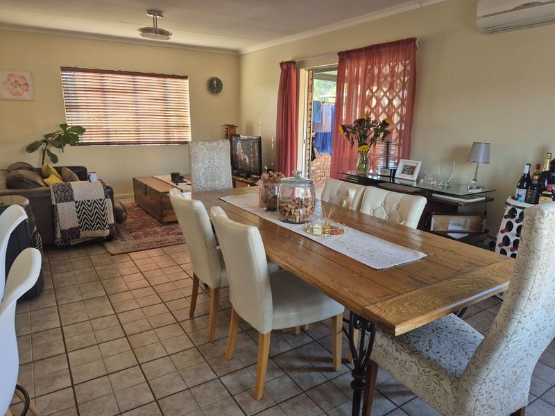 Beautiful and well-maintained unit in a sought after complex in Die Hoewes - Photo 8