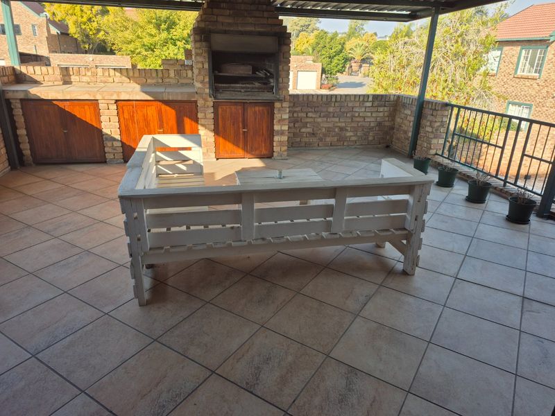 Beautiful and well-maintained unit in a sought after complex in Die Hoewes - Photo 4