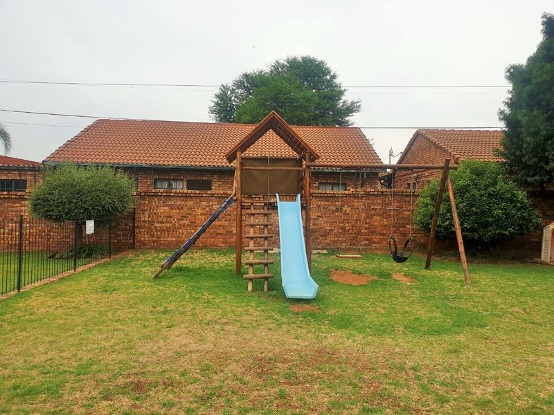 Beautiful and well-maintained unit in a sought after complex in Die Hoewes - Photo 3