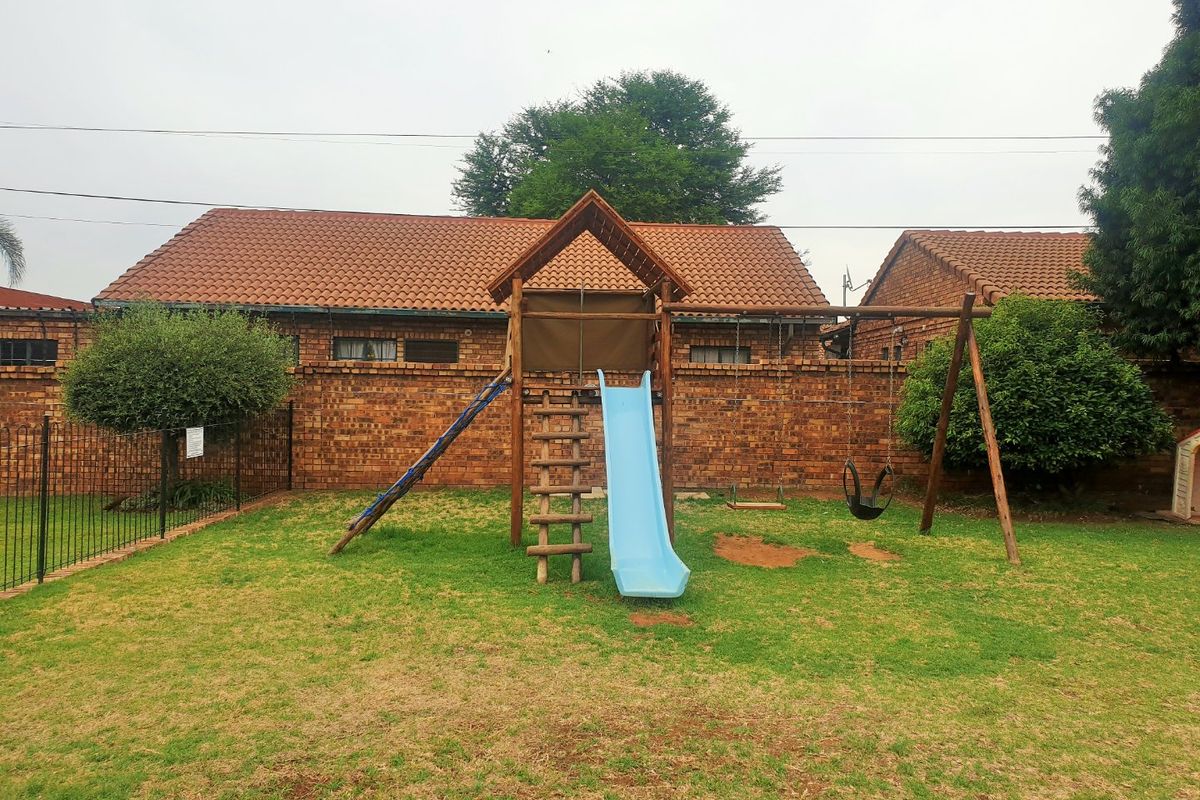 Beautiful and well-maintained unit in a sought after complex in Die Hoewes - Photo 3