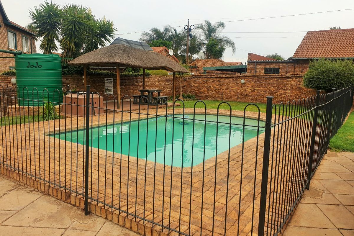 Beautiful and well-maintained unit in a sought after complex in Die Hoewes - Photo 2