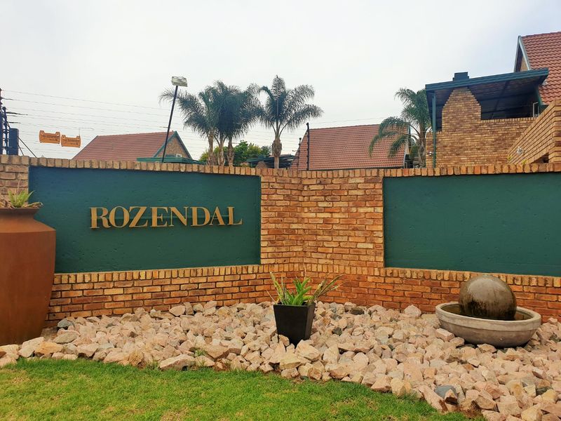 Beautiful and well-maintained unit in a sought after complex in Die Hoewes - Photo 1
