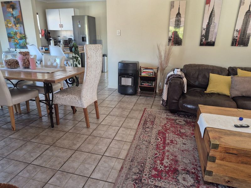 Beautiful and well-maintained unit in a sought after complex in Die Hoewes - Photo 6