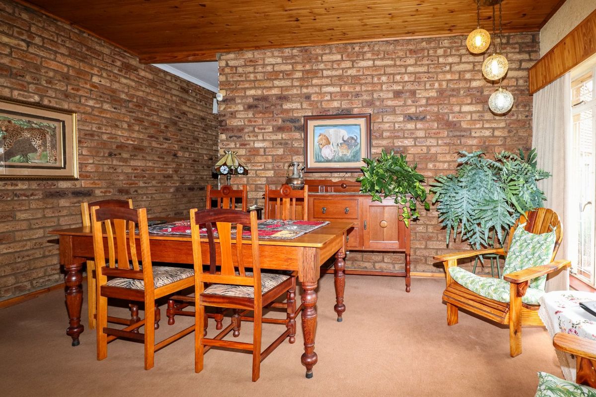 OPEN PLAN LIVING WITH VERSATILE LAYOUT - Photo 4