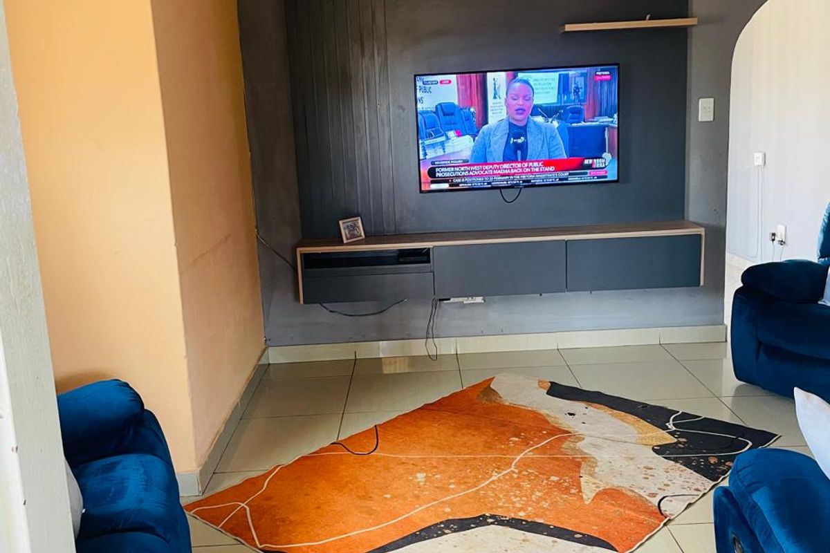 3 Bed House in Lakeside for Sale - Photo 5