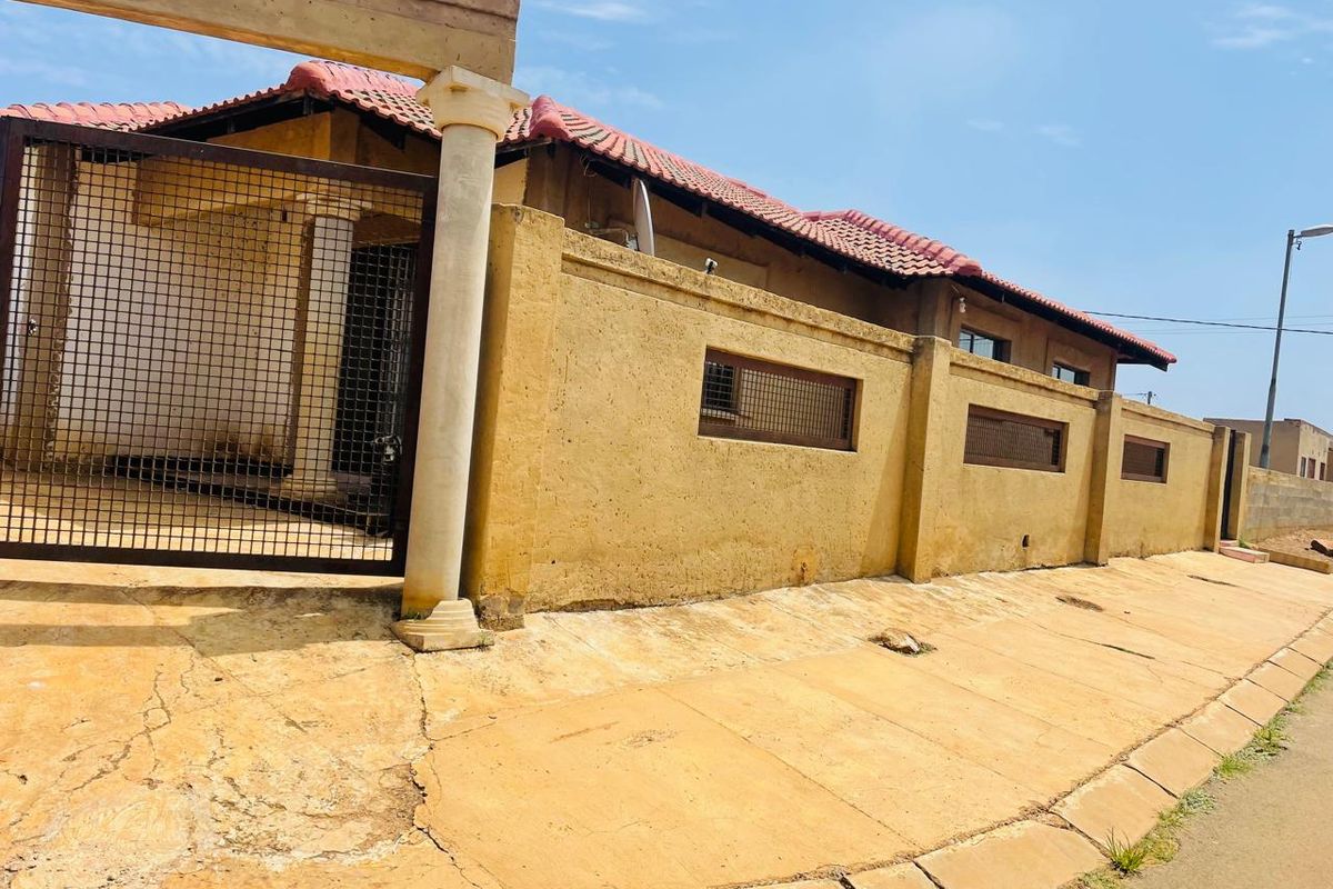 3 Bed House in Lakeside for Sale - Photo 2